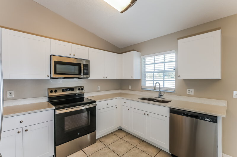 1,900/Mo, 3061 Jordan Heights Ct Lakeland, FL 33810 Kitchen View 2