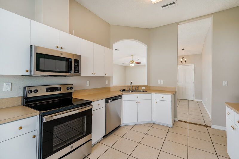 2,250/Mo, 1637 Totem Pole Way Lutz, FL 33559 Kitchen View