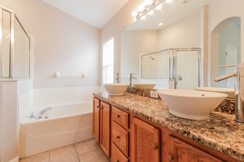 2,815/Mo, 4723 Whispering Wind Ave Tampa, FL 33614 Main Bathroom View
