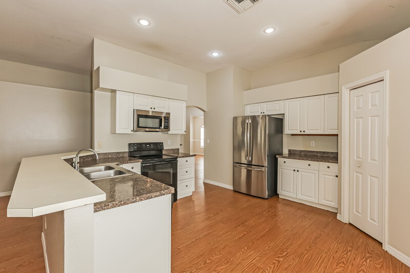 2,020/Mo, 1702 Erin Brooke Dr Valrico, FL 33594 Kitchen View 2