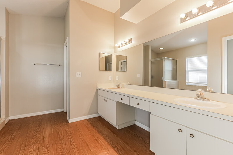 2,020/Mo, 1702 Erin Brooke Dr Valrico, FL 33594 Main Bathroom View 2