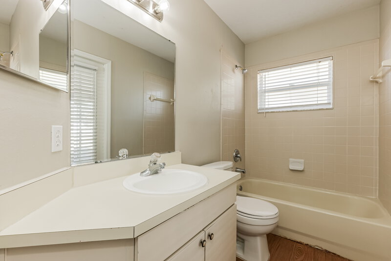 2,020/Mo, 1702 Erin Brooke Dr Valrico, FL 33594 Bathroom View