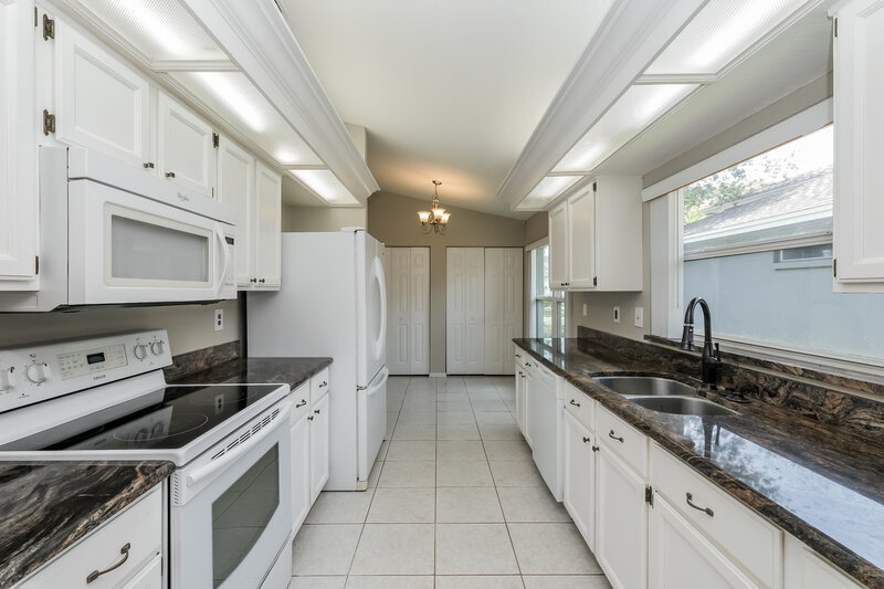 2,580/Mo, 2026 Glen Forge St Brandon, FL 33511 Kitchen View