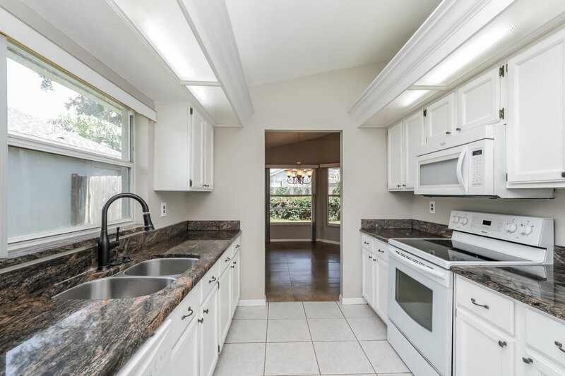 2,580/Mo, 2026 Glen Forge St Brandon, FL 33511 Kitchen View 2