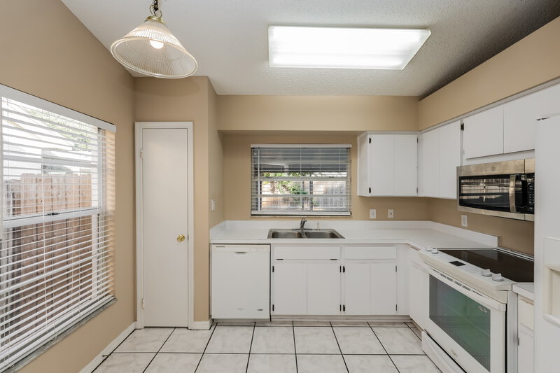 1,980/Mo, 1724 Elk Spring Dr Brandon, FL 33511 Kitchen View 2