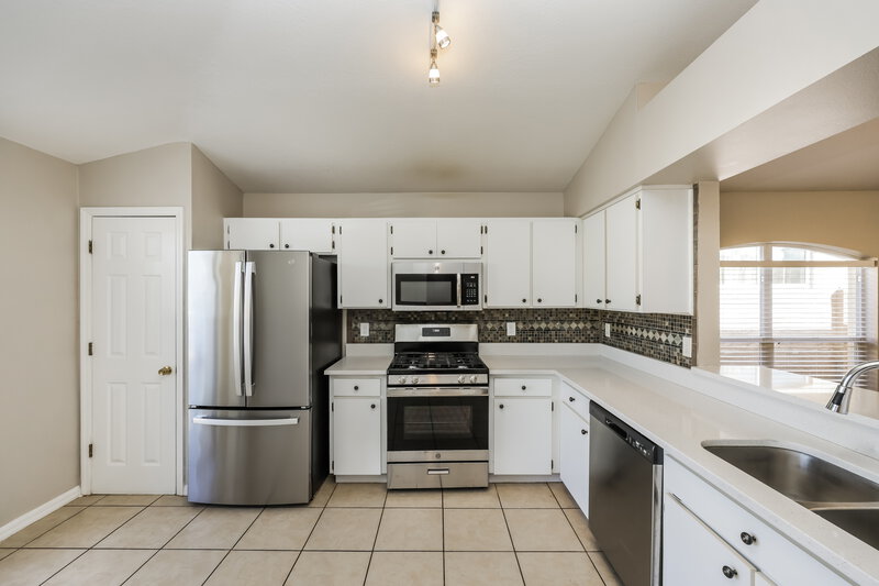 2,155/Mo, 29324 Birds Eye Dr Wesley Chapel, FL 33543 Kitchen View 2