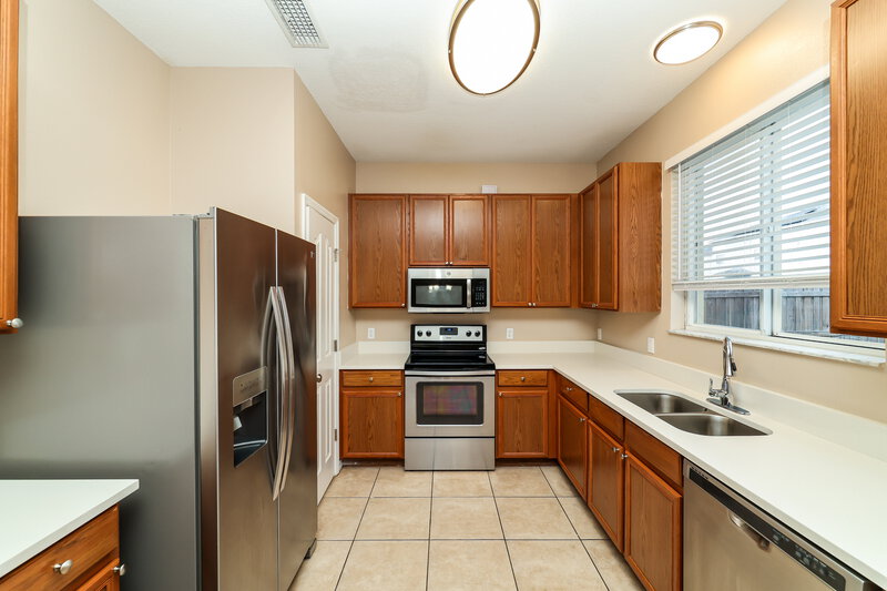 2,070/Mo, 12122 Fern Haven Ave Gibsonton, FL 33534 Kitchen View