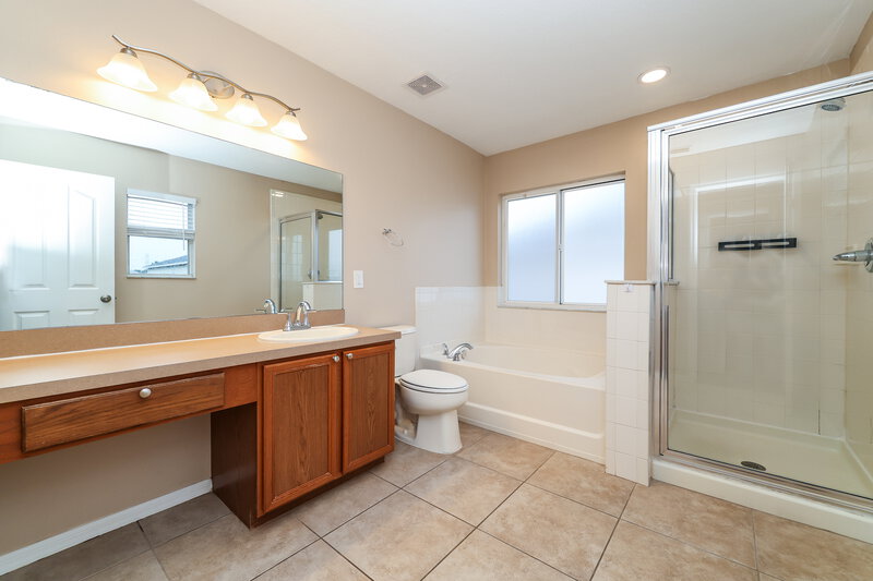 2,070/Mo, 12122 Fern Haven Ave Gibsonton, FL 33534 Main Bathroom View