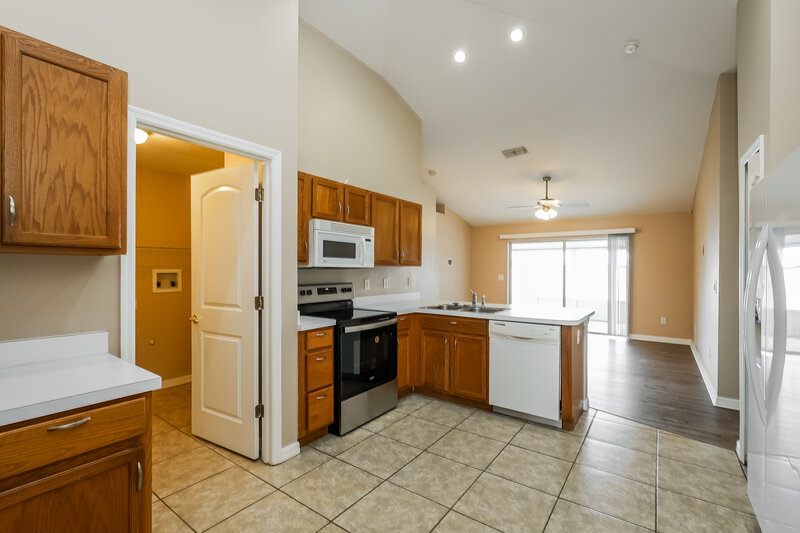 2,000/Mo, 6434 Sushi Ct Wesley Chapel, FL 33545 Kitchen View
