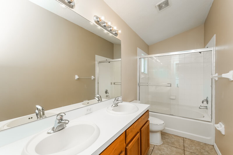 2,000/Mo, 6434 Sushi Ct Wesley Chapel, FL 33545 Main Bathroom View