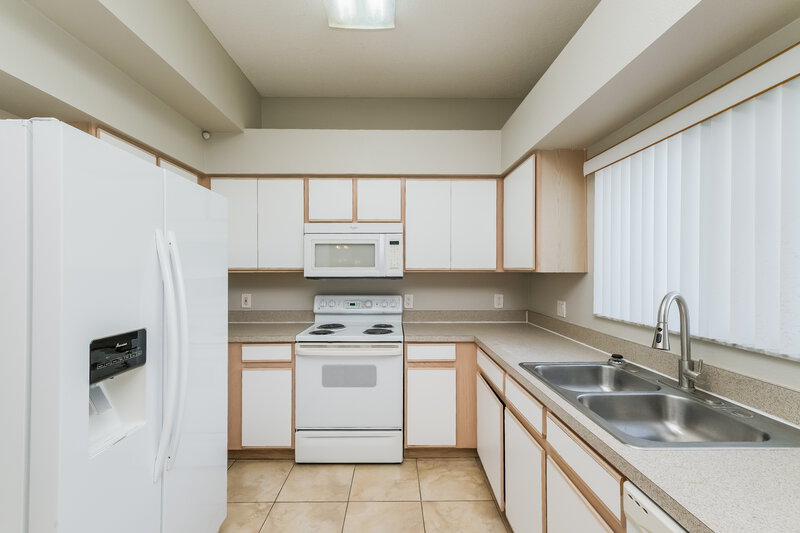 2,500/Mo, 12615 Longcrest Dr Riverview, FL 33579 Kitchen View