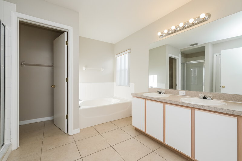 2,500/Mo, 12615 Longcrest Dr Riverview, FL 33579 Main Bathroom View