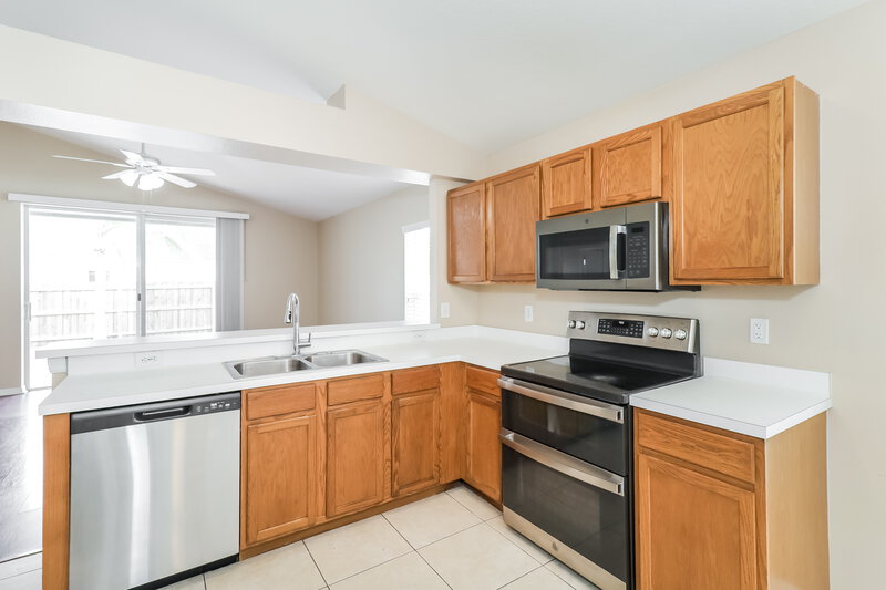 2,185/Mo, 30800 Birdhouse Dr Zephyrhills, FL 33545 Kitchen View
