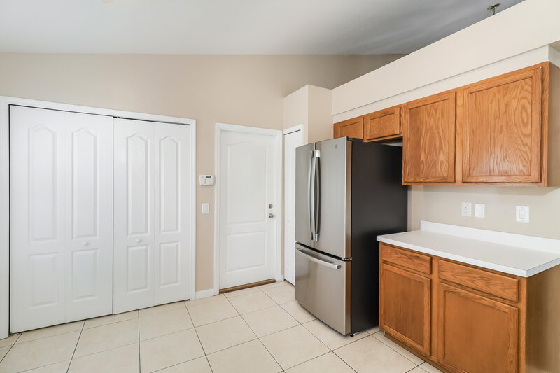 2,185/Mo, 30800 Birdhouse Dr Zephyrhills, FL 33545 Kitchen View 2