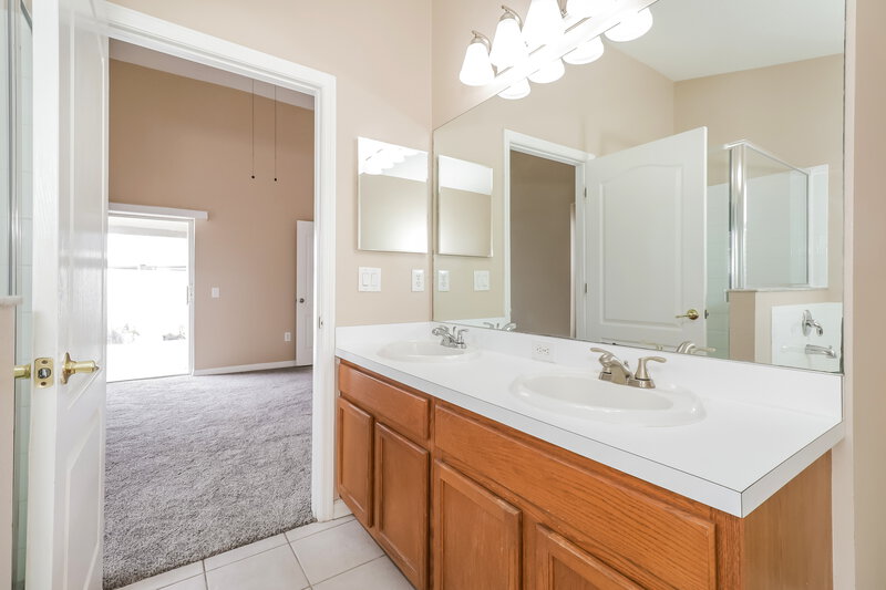 2,185/Mo, 30800 Birdhouse Dr Zephyrhills, FL 33545 Main Bathroom View