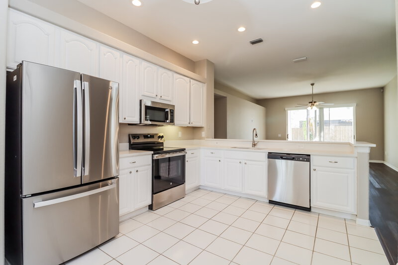 2,660/Mo, 2005 Kiowa Ln Valrico, FL 33596 Kitchen View 2