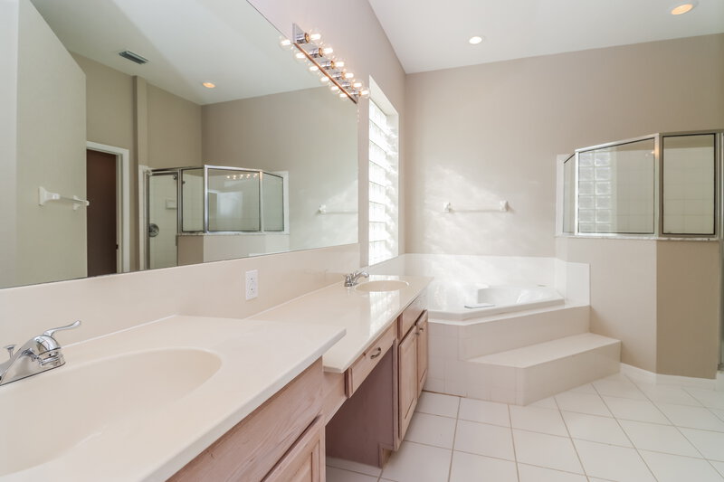2,660/Mo, 2005 Kiowa Ln Valrico, FL 33596 Main Bathroom View