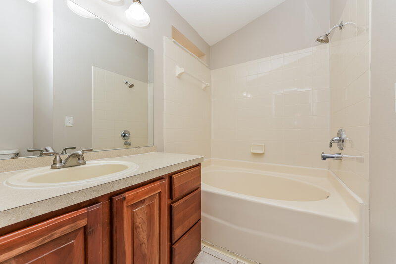 1,910/Mo, 28651 Seashell Ct Zephyrhills, FL 33545 Main Bathroom View