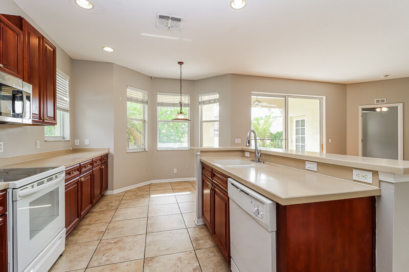 2,305/Mo, 806 15th St NE Ruskin, FL 33570 Kitchen View