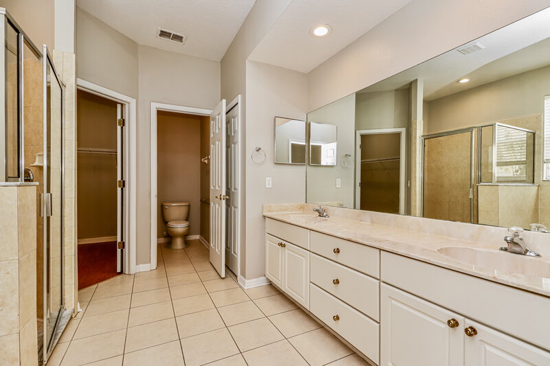 2,305/Mo, 806 15th St NE Ruskin, FL 33570 Main Bathroom View