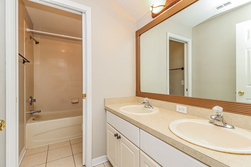 2,305/Mo, 806 15th St NE Ruskin, FL 33570 Main Bathroom View 2