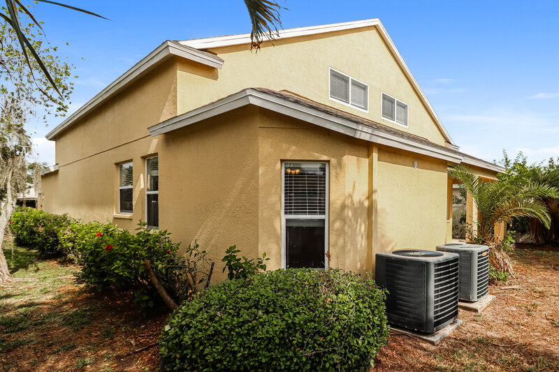 2,305/Mo, 806 15th St NE Ruskin, FL 33570 Rear View 2