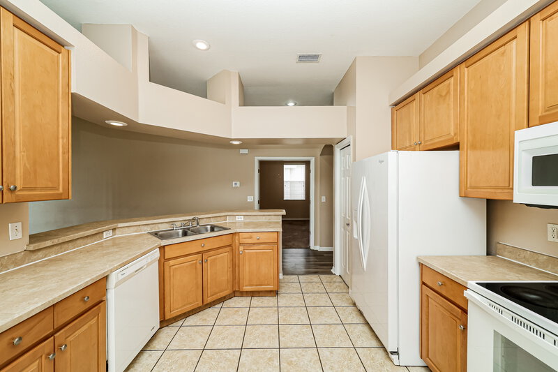 2,220/Mo, 513 9th St NE Ruskin, FL 33570 Kitchen View