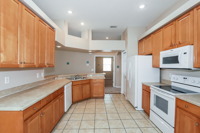 2,315/Mo, 513 9th St NE Ruskin, FL 33570 Kitchen View 2