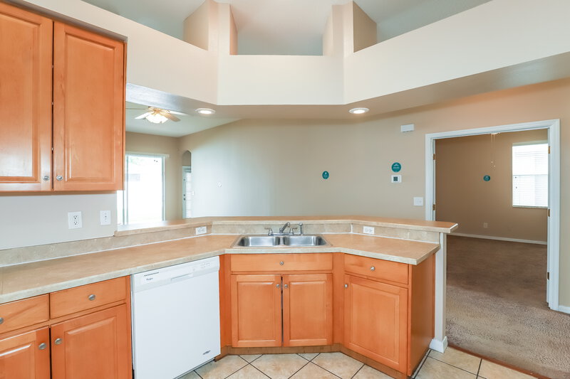 2,315/Mo, 513 9th St NE Ruskin, FL 33570 Kitchen View 3