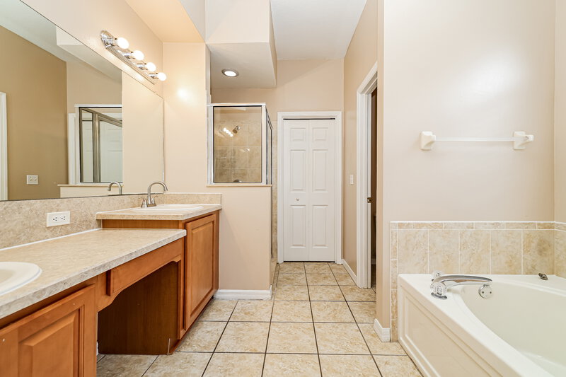 2,220/Mo, 513 9th St NE Ruskin, FL 33570 Main Bathroom View