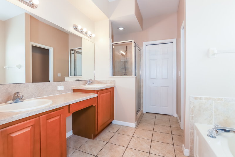 2,315/Mo, 513 9th St NE Ruskin, FL 33570 Main Bathroom View