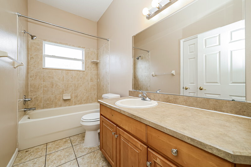 2,220/Mo, 513 9th St NE Ruskin, FL 33570 Bathroom View