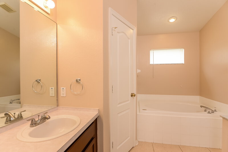 2,195/Mo, 5532 Terrain de Golf Dr Lutz, FL 33558 Master Bathroom View