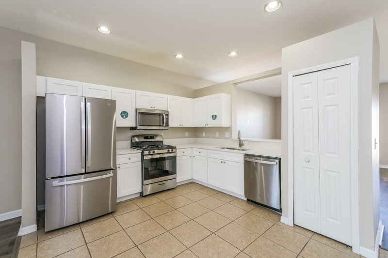 2,345/Mo, 24738 Siena Dr Lutz, FL 33559 Kitchen View