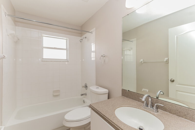 2,235/Mo, 4516 Horseshoe Pick Ln Valrico, FL 33594 Bathroom View