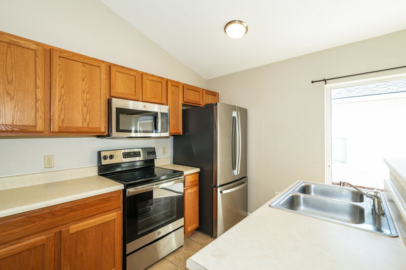 1,910/Mo, 17031 Ongar Ct Land O' Lakes, FL 34638 Kitchen View