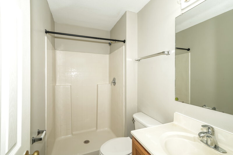 1,910/Mo, 17031 Ongar Ct Land O' Lakes, FL 34638 Main Bathroom View