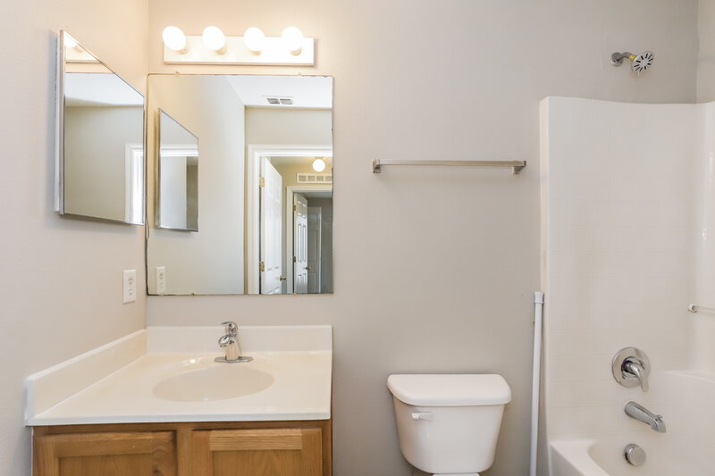 2,105/Mo, 17031 Ongar Ct Land O' Lakes, FL 34638 Bathroom View