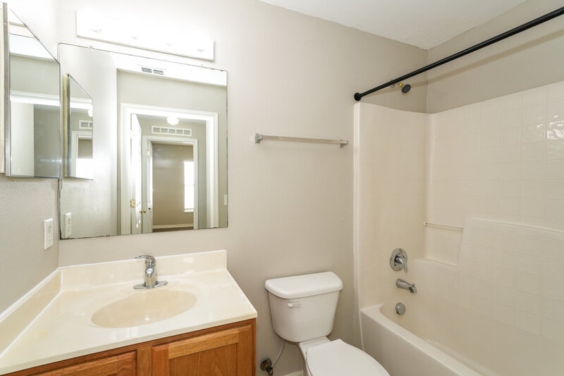 1,910/Mo, 17031 Ongar Ct Land O' Lakes, FL 34638 Bathroom View