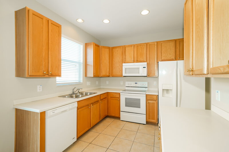 2,485/Mo, 4413 Huddlestone Dr Zephyrhills, FL 33545 Kitchen View
