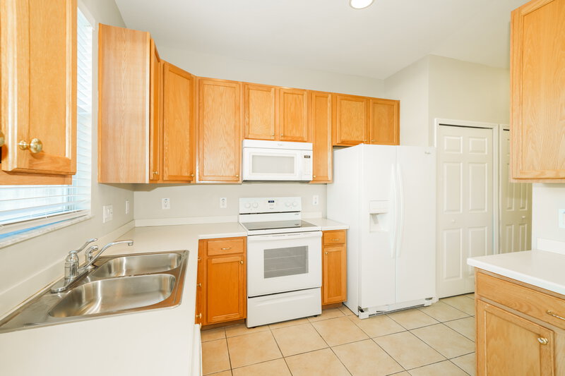 2,485/Mo, 4413 Huddlestone Dr Zephyrhills, FL 33545 Kitchen View 2
