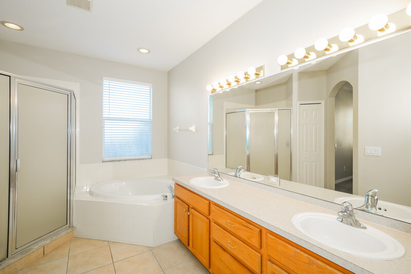 2,485/Mo, 4413 Huddlestone Dr Zephyrhills, FL 33545 Main Bathroom View