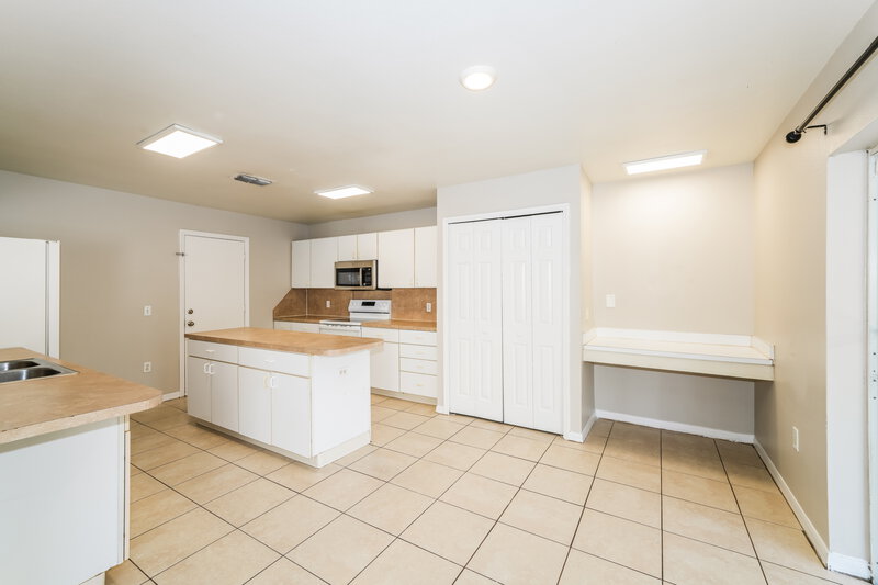 2,225/Mo, 5840 Lake Front Dr Zephyrhills, FL 33545 Dining Room View