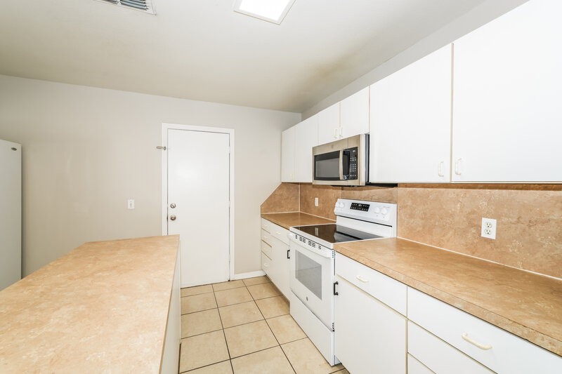 2,225/Mo, 5840 Lake Front Dr Zephyrhills, FL 33545 Kitchen View