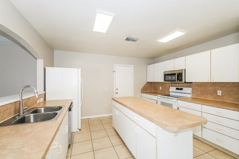 2,225/Mo, 5840 Lake Front Dr Zephyrhills, FL 33545 Kitchen View 2