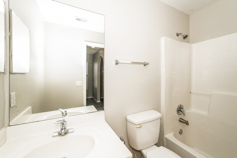 2,225/Mo, 5840 Lake Front Dr Zephyrhills, FL 33545 Main Bathroom View