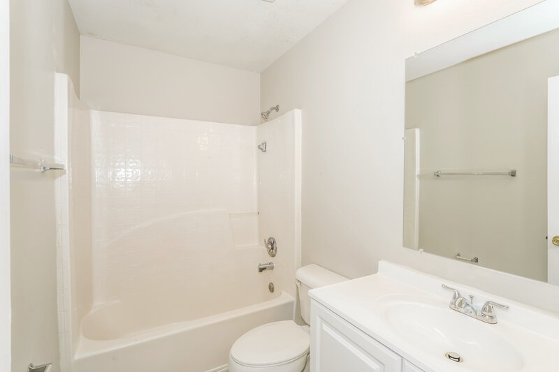 2,225/Mo, 5840 Lake Front Dr Zephyrhills, FL 33545 Bathroom View