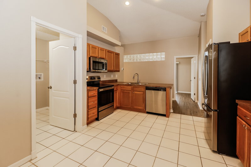 2,230/Mo, 4713 Wolfram Ln New Port Richey, FL 34653 Kitchen View 2