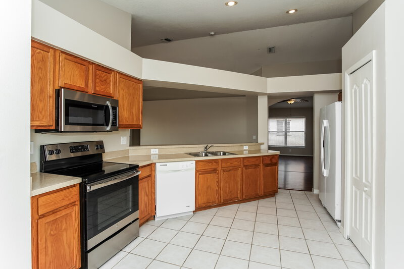 2,315/Mo, 12817 Kings Lake Dr Gibsonton, FL 33534 Kitchen View 2