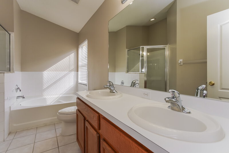 2,315/Mo, 12817 Kings Lake Dr Gibsonton, FL 33534 Main Bathroom View